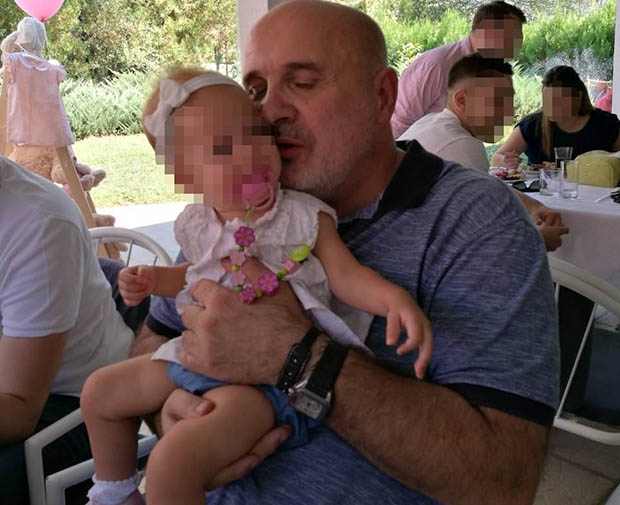 Дирљива сцена у Нишу: Испред зграде где живи ћерка др Лазића играју се његови унуци, a поред стоји порука која ће вам СЛОМИТИ СРЦЕ (ФОТО)